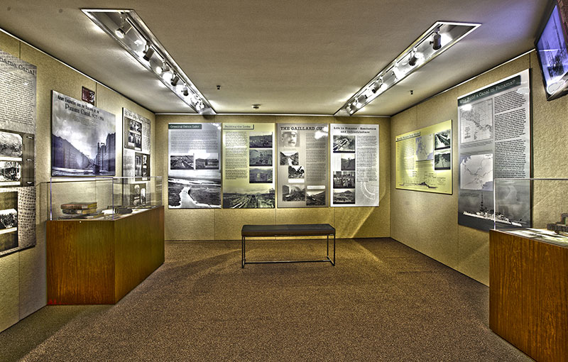 A room inside the US Army Corps of Engineers displaying several museum exhibits and artifacts.